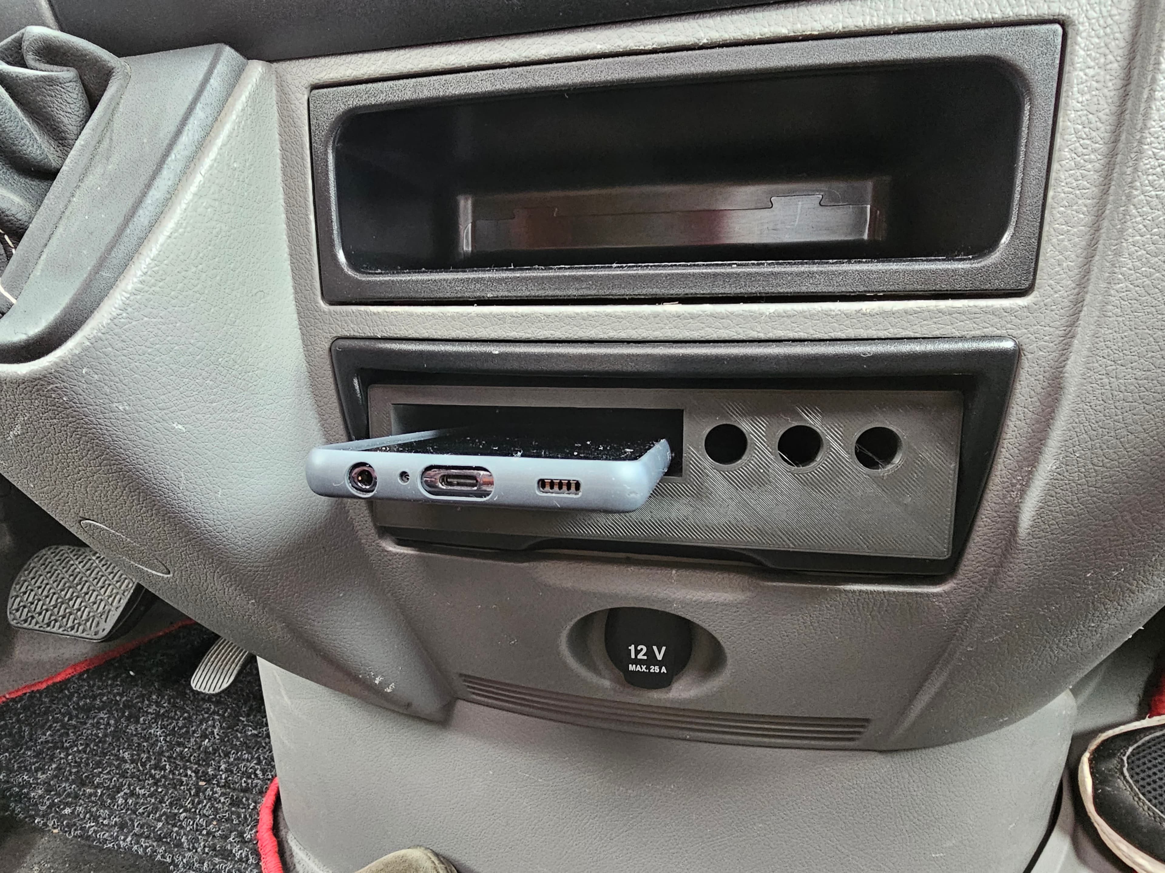 Centre-Console Phone Dock
